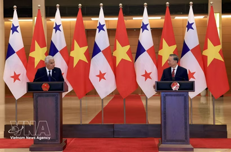 Vietnamese, Panamanian leaders meet the press following talks